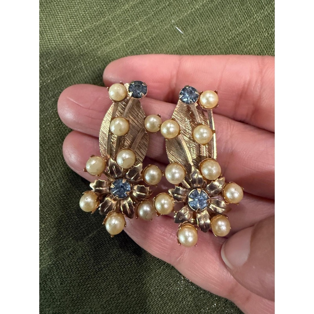 vintage Crown‎ Trifari gold-tone clip-on earrings with a floral motif